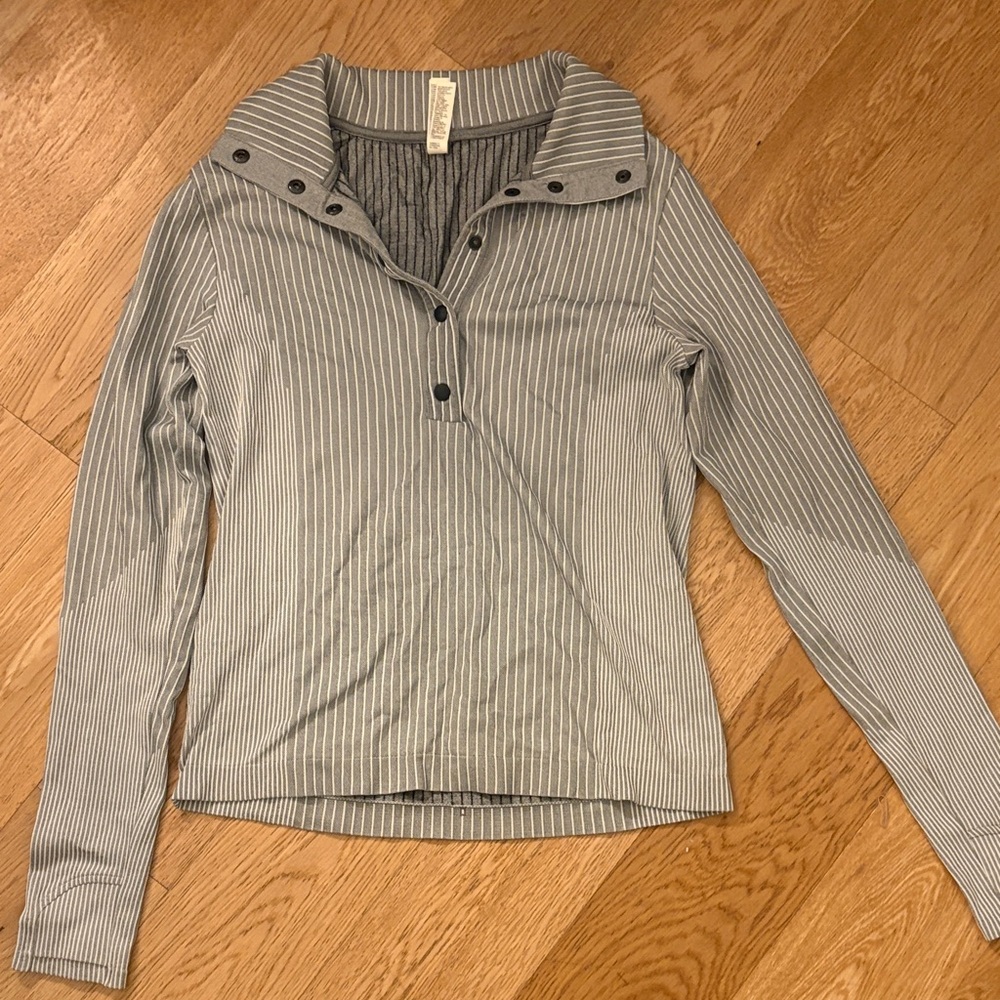 Athleta Small Striped Long Sleeve Snap-Collar Top in Light Gray